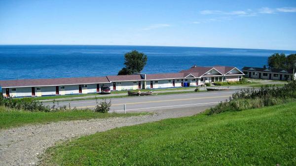Na fotografii je vidět objekt Motel du Cap St-Yvon nacházející se ve městě Cloridorme.
