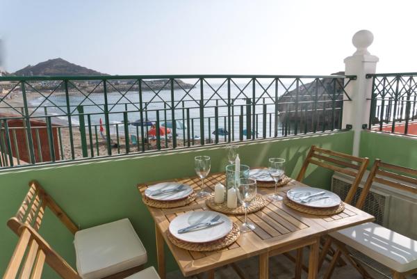Στη φωτογραφία φαίνεται το αντικείμενο Spectacular Beachfront Duplex on the Mediterranean - Caleta, Catalan Bay που βρίσκεται στην πόλη Γιβραλτάρ.