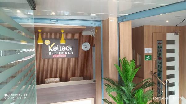 写真にはPerintalmanna市にあるKallada Residencyが写っています。