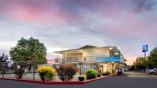 På bilden syns objektet Motel 6-Gallup, NM som ligger i staden St. Michaels.