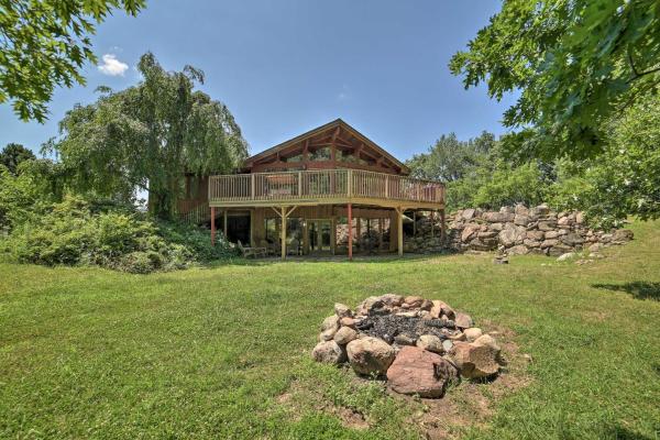 Na fotografii je vidět objekt Grand Escape with Deck, Game Room, Nature View! nacházející se ve městě Brooklyn.