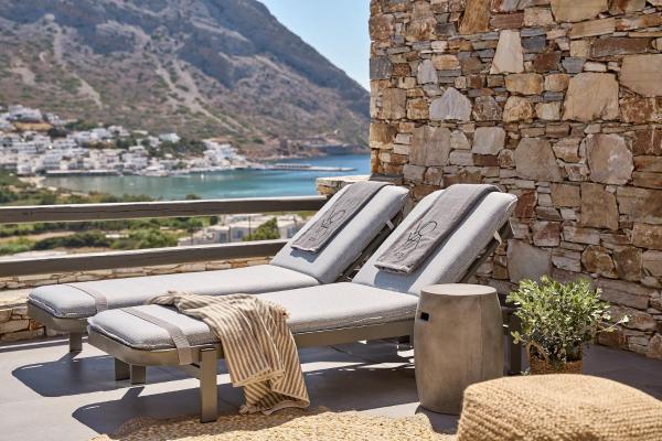 På bildet vises objektet Voya Sifnos Mindful Stay som ligger i byen Kamari.