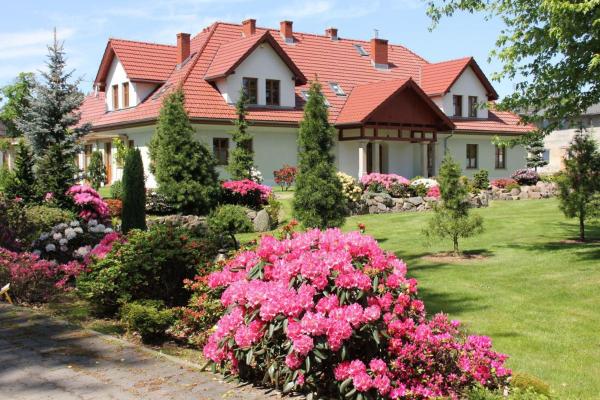 Na zdjęciu widoczny jest obiekt Dworek Azalia położony w mieście Iłowa.