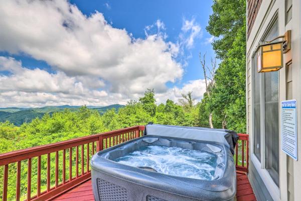 A la foto es mostra l'objecte Getaway Chalet in Mars Hill with Hot Tub and Views! situat a la ciutat de Swiss.