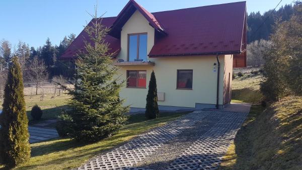 Na fotografii je vidět objekt Dom na Książkowej nacházející se ve městě Jordanów.