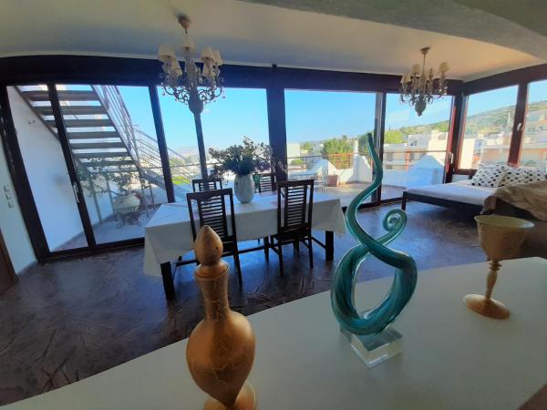 A la foto es mostra l'objecte Royal stylish view apartment situat a la ciutat de Koropíon.