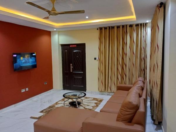 Στη φωτογραφία φαίνεται το αντικείμενο 3 Bed Furnished Apartment - Wifi Aircon Parking που βρίσκεται στην πόλη Owuraman.