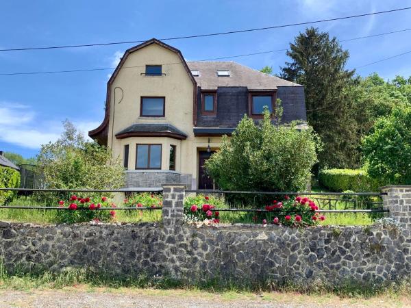 På bildet vises objektet Gezellige villa met open haard en zonnige tuin. som ligger i byen Doische.