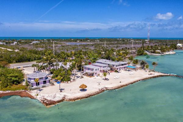 A la foto es mostra l'objecte Rainbow Bend Resort situat a la ciutat de Marathon.