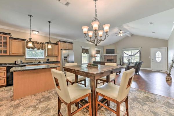 A la foto es mostra l'objecte Gorgeous Home with Fireplace, Near St Louis Bay situat a la ciutat de Kiln.