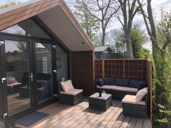 The photo shows the Luxe vrijstaande chalet voor gezinnen en stellen met mooie bloementuin vlakbij het water located in the city of Kolderwolde.