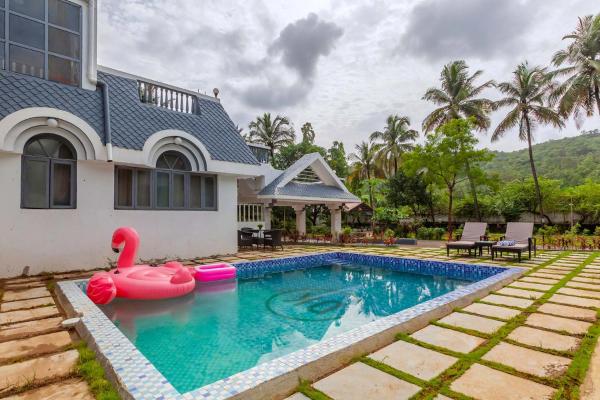 Na fotografii je vidět objekt Grey Mosaics by StayVista - Mountain-view villa in Vasai with Pool, Spacious lawn & Terrace nacházející se ve městě Bapane.
