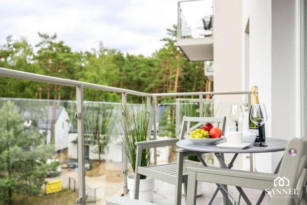 The photo shows the Apartament Sunset - Leśne Tarasy Dziwnówek - SANNEL Apartments for rent located in the city of Radawka.