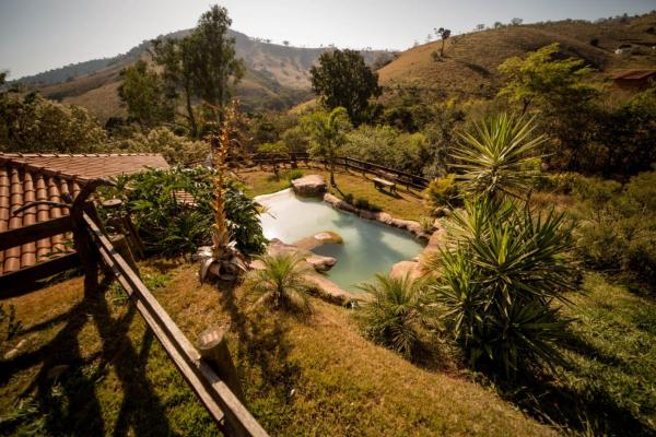 Na fotografii je vidět objekt Casa de campo com piscina cascata artificial nacházející se ve městě Soledade de Minas.