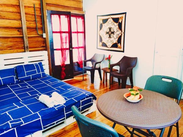 Poetry Garden Bocas Town Colon Island- Deluxe Bungalow Cabin-AC-Enjoy the Night Life, Bocas del Toro