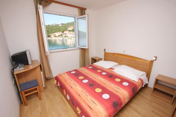 The photo shows the Double Room Zaglav 8144d located in the city of Zaglav.