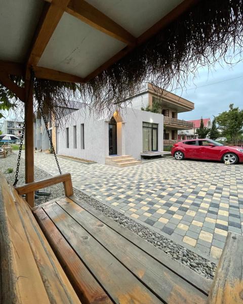 A la foto es mostra l'objecte Sunny Huts situat a la ciutat de Kobuleti.