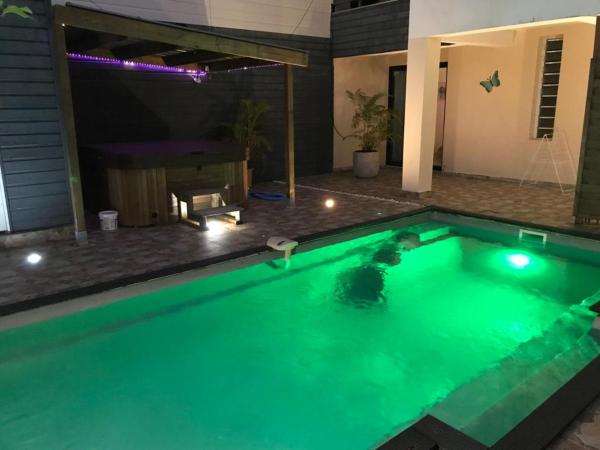 A la foto es mostra l'objecte Le Flamboyant avec piscine chauffée 30° et Jacuzzi situat a la ciutat de Saint-André.