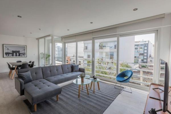A la foto es mostra l'objecte Luxury 2BR with Balcony Near Larcomar situat a la ciutat de Lima.