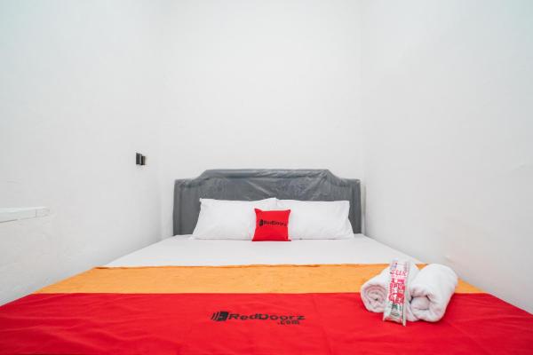 Auf dem Foto ist das Objekt RedDoorz @ Aralia Harapan Indah in der Stadt Penggarutan zu sehen.