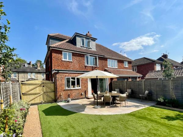 Central Townhouse With Free Off Road Parking And Garden - York