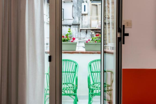 Na zdjęciu widoczny jest obiekt Charming apartment with balcony in the historic center położony w mieście Neapol.