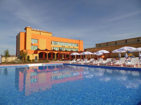 照片显示了位于Petrevene市的Hotel Amigos物件。