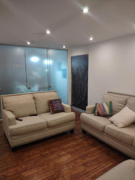 A la foto es mostra l'objecte DEPARTAMENTO RECAVARREN (SURQUILLO/MIRAFLORES) situat a la ciutat de Lima.