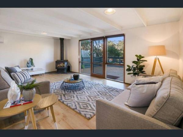写真にはライ市にあるModern Beach House, Log Fire ,Wineries, Hot Springs and Golfが写っています。