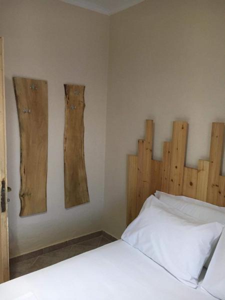 A la foto es mostra l'objecte Villa Turan situat a la ciutat de Maliq.