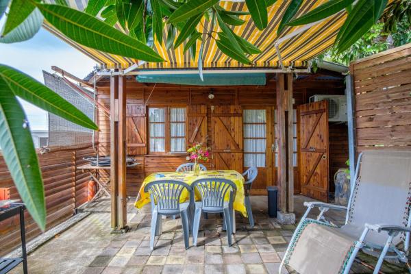 Na fotografii je vidět objekt Bungalow charmant à Saint Paul avec vue sur la mer nacházející se ve městě Fleurimont.
