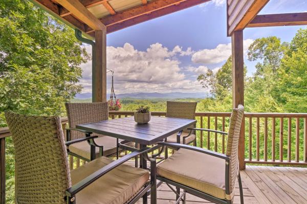 A la foto es mostra l'objecte Hiwassee Hideaway Cabin with Mountain Views! situat a la ciutat de Turtletown.