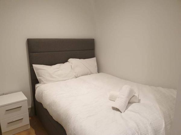 LONG STAYS 1Bed Studio Serviced Apartment Netflix & free WIFI perfect for Solo and Coupled Guests, London