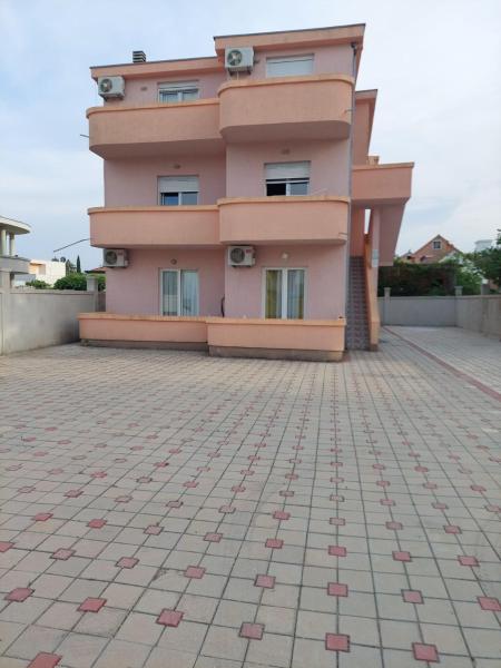 Na fotografii je vidět objekt Fikret-apartmani Velika plaža nacházející se ve městě Ulcinj.