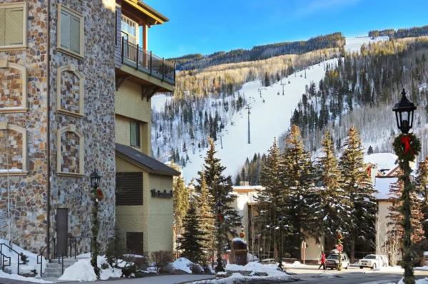 På billedet ses objektet Luxury 3 Bedroom Lionshead Village Condo With Rooftop Pool, Hot Tubs beliggende i byen Vail.
