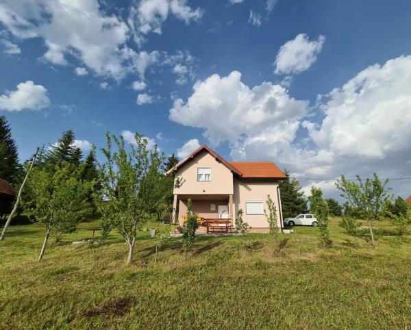 A la foto es mostra l'objecte Vila Coka situat a la ciutat de Nova Varoš.