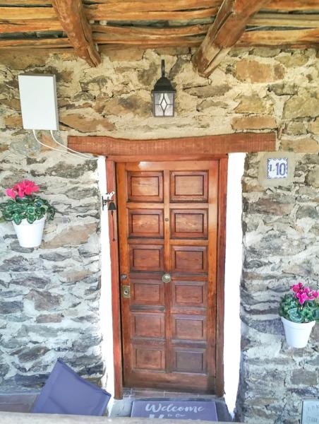 En la foto se muestra el objeto La Casita del Árbol Blanco ubicado en la ciudad de Bubión.