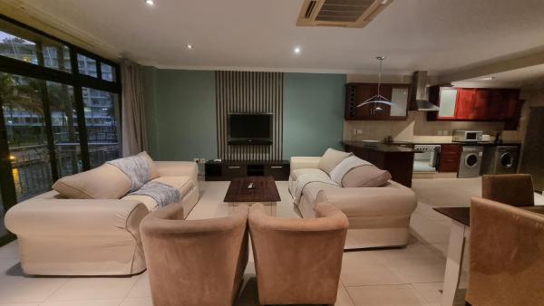 Bilde 9: Accommodation Front - Homely 6 Sleeper with Canal Views near the Beach