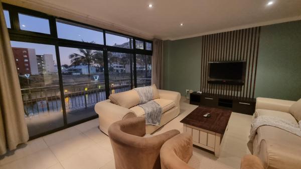 Bilde 3: Accommodation Front - Homely 6 Sleeper with Canal Views near the Beach