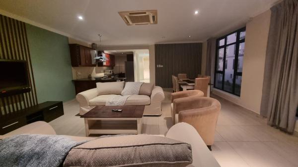 Bilde 7: Accommodation Front - Homely 6 Sleeper with Canal Views near the Beach