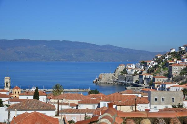 La photo montre l'objet Hydra town, Relaxing patio Panoramic sea view situé dans la ville de Hydra.