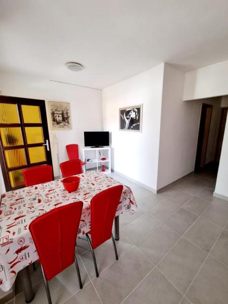 På billedet ses objektet Apartmani MW, Crveni apartman beliggende i byen Baška.