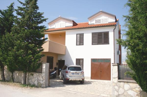 Na zdjęciu widoczny jest obiekt Apartment Murter 5122d położony w mieście Murter.