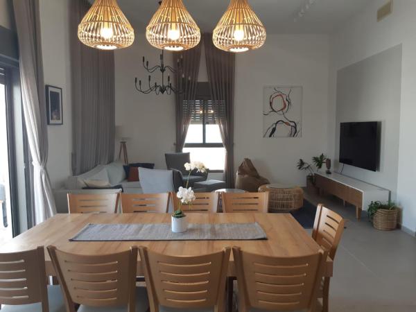 A la foto es mostra l'objecte A designed penthouse- Paradise by the sea situat a la ciutat de Nahariyya.