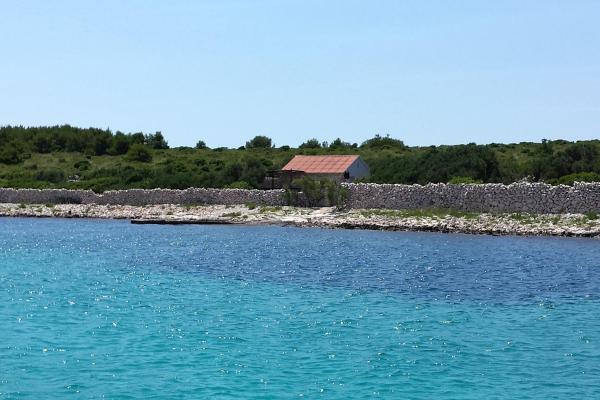 A la foto es mostra l'objecte Secluded fisherman's cottage Cove Matuskovica, Pasman - 11343 situat a la ciutat de Tkon.