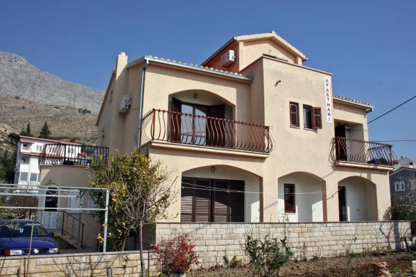 En la foto se muestra el objeto Apartments by the sea Duce, Omis - 4852 ubicado en la ciudad de Duće.