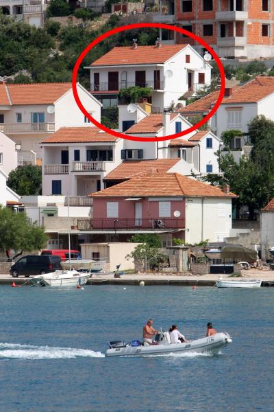 A la foto es mostra l'objecte Apartments by the sea Tisno, Murter - 5136 situat a la ciutat de Tisno.
