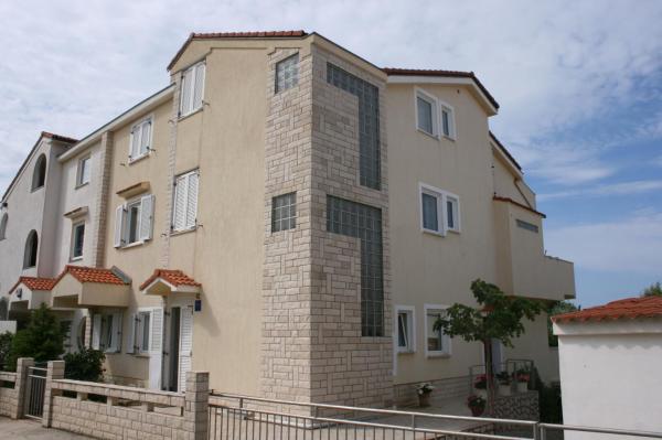 A la foto es mostra l'objecte Apartments by the sea Mandre, Pag - 6537 situat a la ciutat de Kolan.