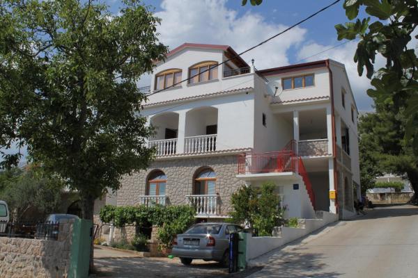 Nella foto è visibile l'oggetto Apartments with a parking space Starigrad, Paklenica - 6563 situato nella città di Punta.