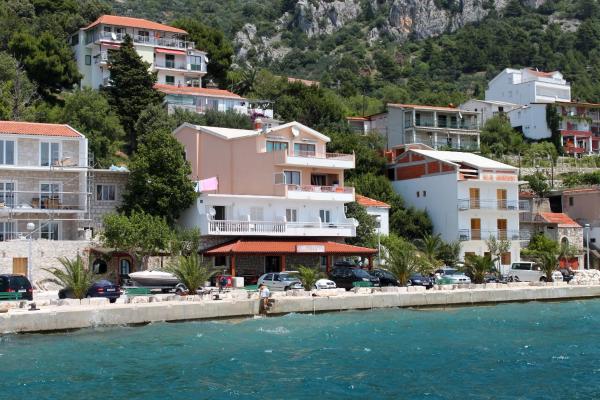 Na fotografii je vidět objekt Apartments by the sea Zivogosce - Porat, Makarska - 6699 nacházející se ve městě Igrane.